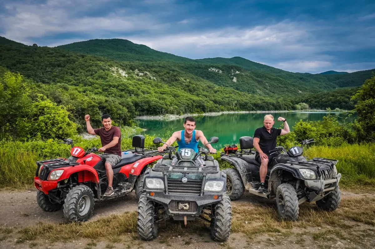 Команда на квадроциклах у горного озера